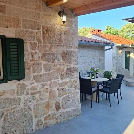 Didov Kameni Dvor-stone House&jacuzzi Radonic