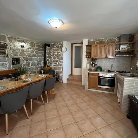 Didov Kameni Dvor-stone House&jacuzzi Radonic