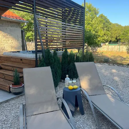 Didov Kameni Dvor-stone House&jacuzzi 别墅