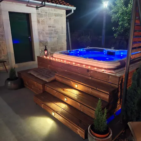 Didov Kameni Dvor-stone House&jacuzzi 别墅 Radonic