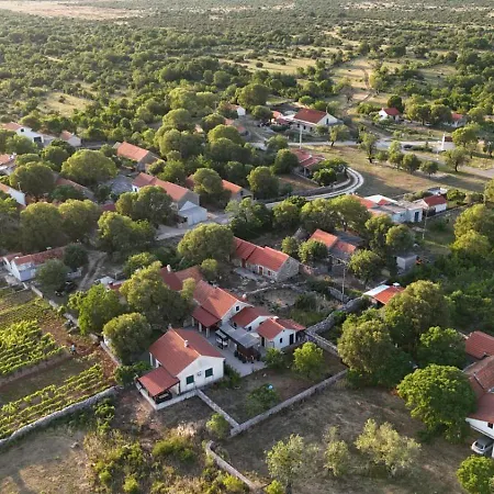 Didov Kameni Dvor-stone House&jacuzzi 别墅 Radonic
